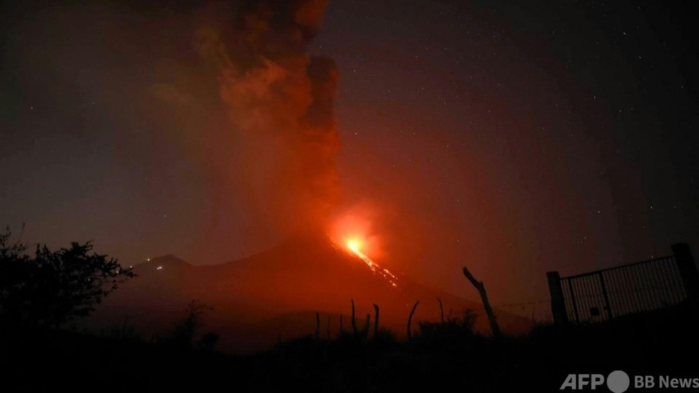 動画：グアテマラ・パカヤ山が噴火、周辺地域を覆う降下物