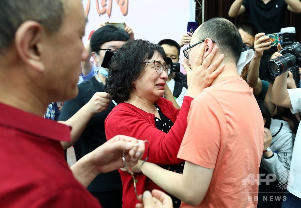 32年前誘拐の男性、両親と涙の再会 中国 写真4枚 国際ニュース：AFPBB News