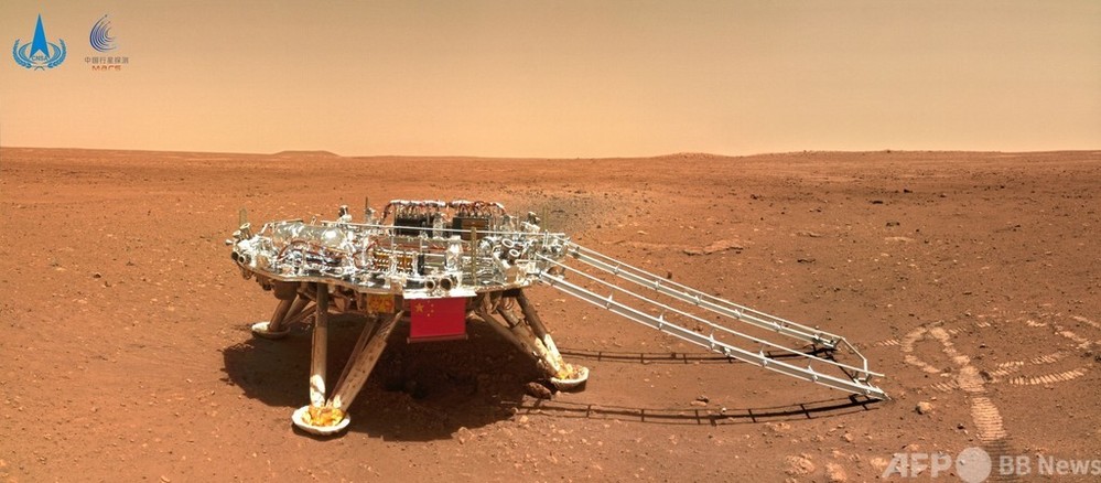 火星探査車「祝融」、赤い大地に「中国の足跡」刻む