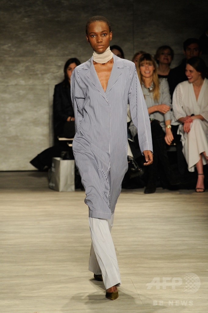 足元はサラ・ジェシカの「SJP」シューズ、「トーメ」15/16年秋冬