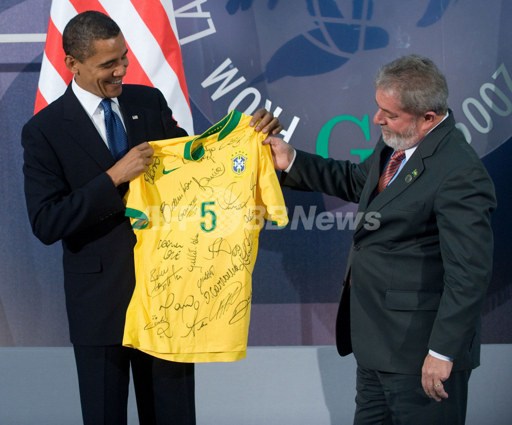 オバマ氏らにサッカー ブラジル代表のサイン入りユニフォームのプレゼント 写真5枚 ファッション ニュースならmode Press Powered By Afpbb News