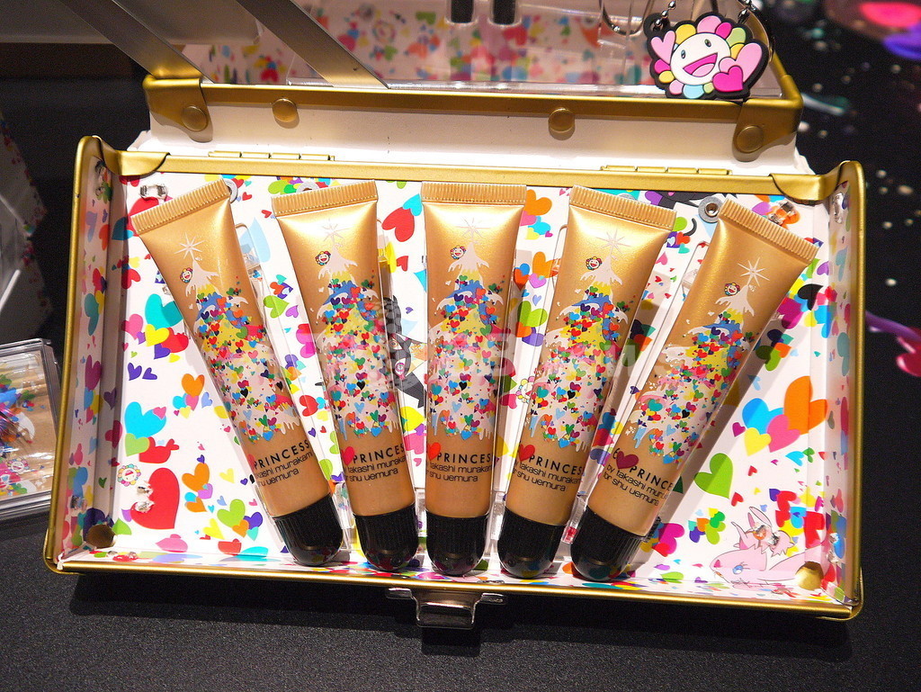 「シュウ ウエムラ」×村上隆、クリスマスコレクション発表イベント開催