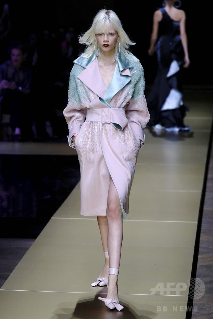 「アトリエ ヴェルサーチ」16/17年秋冬パリ・オートクチュール