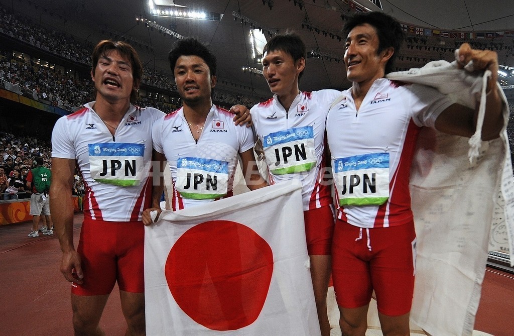 日本 男子4x100メートルリレーで銅メダル 写真8枚 ファッション