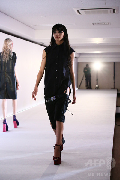 「ミキオサカベ」、レザーを使ったスペシャルファッションショー