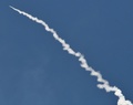 米カリフォルニア州にあるバンデンバーグ空軍基地から発射された地上配備型迎撃ミサイル（2017年5月30日撮影）。(c)AFP/Gene Blevins