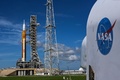 米フロリダ州ケネディ宇宙センターで、発射台に設置された無人月探査ロケット（2022年9月1日撮影）。(c)CHANDAN KHANNA / AFP