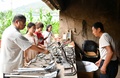 梁家河村の土産品を選ぶ観光客（2020年7月29日撮影）。(c)Xinhua News