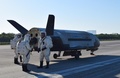 米フロリダ州のケネディ宇宙センターに4回目の任務を終え帰還した米軍の無人機「X-37B」（2017年5月7日公開）。(c)AFP/US AIR FORCE