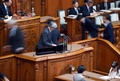 参議院本会議で民主党が提出した安倍晋三首相に対する問責決議案の投票を行う議員ら（2015年9月18日撮影）。(c)AFP/TOSHIFUMI KITAMURA