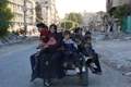 イスラエル軍の退去命令を受けてパレスチナ自治区ガザ地区北部ベイトラヒヤからガザ市に到着した避難民（2024年10月19日撮影）。(c)Omar AL-QATTAA / AFP