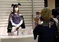 都内の大型ショッピングセンターに、ハロウィーンのコスプレ姿で登場した人型ロボット「地平ジュンこ」（左、2015年10月26日撮影）。(c)AFP/ Yoshikazu TSUNO