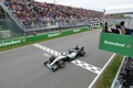 16F1第7戦カナダGP決勝。トップでチェッカーフラッグを受けるメルセデスAMGのルイス・ハミルトン（2016年6月12日撮影）。(c)AFP/Chris Roussakis