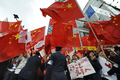 長野市で開催された北京五輪・聖火リレーで、中国国旗を掲げる中国人および親中派のグループ（2008年4月26日撮影）。(c)AFP/Kazuhiro NOGI