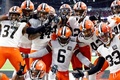 23NFL第16週、ヒューストン・テキサンズ対クリーブランド・ブラウンズ。インターセプトを決め、チームメートと喜び合うクリーブランド・ブラウンズのジェレマイア・オウスコラモアー（中央、2023年12月24日撮影）。(c)Tim Warner/Getty Images/AFP