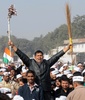 インド・ニューデリー（New Delhi）で行われたデリー首都圏首相に就任する新政党「庶民党（Aam Aadmi Party、Common People&apos;s Party）」のアルビンド・ケジリワル（Arvind Kejriwal）党首の宣誓式に集まった群集。中央の人物は汚職を一掃する意味が込められた同党のトレードマーク「ほうき」を手にしている（2013年12月28日撮影）。(c)AFP/RAVEENDRAN