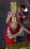 サッカードイツカップ2012-13（German Cup 2012-13）は1日、決勝が行われ、バイエルン・ミュンヘン（Bayern Munich）が3-2でVfBシュツットガルト（VfB Stuttgart）を下し、ドイツ勢としては初のトレブル（三冠）を達成した。

優勝トロフィーを頭に乗せられるバイエルン・ミュンヘンのアリエン・ロッベン（Arjen Robben、2013年6月1日撮影）。(c)AFP/ROBERT MICHAEL