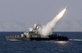 イラン海軍がホルムズ海峡（Strait of Hormuz）で行った軍事演習で、ミサイルを発射する艦艇（2012年1月1日撮影）。(c)AFP/JAMEJAMONLINE/EBRAHIM NOROOZI