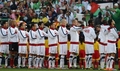 2010年サッカーW杯南アフリカ大会（%%2010 World Cup%%）1次リーグC組、米国対アルジェリア。試合は後半ロスタイムにランドン・ドノバン（%%Landon Donovan%%）が決勝点を挙げた米国が1-0で勝利し、勝ち点5の同組1位で決勝トーナメントに進んだ。写真は試合前の国歌斉唱に臨む米国の選手。（2010年6月23日撮影）(c)AFP/VINCENZO PINTO