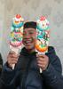 ラサ市の旧市街で完成した酥油花を掲げる実習生（2025年2月25日撮影）。(c)Xinhua News