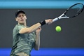 テニス、中国オープン、男子シングルス1回戦。リターンを打つヤニック・シナー（2024年9月26日撮影）。(c)ADEK BERRY / AFP