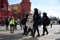 ロシア・モスクワ中心部で、拘束されるウクライナ侵攻に抗議するデモの参加者（2022年3月13日撮影）。(c)AFP