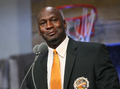 2009年のバスケットボール殿堂（%%Basketball Hall of Fame%%）入り式典が11日、マサチューセッツ（Massachusetts）州スプリングフィールド（springfield）のシンフォニーホール（Symphony Hall）で行なわれ、マイケル・ジョーダン（%%Michael Jordan%%）氏らが殿堂入りした。写真は式典前に行なわれた記者会見に臨むマイケル・ジョーダン（%%Michael Jordan%%）氏。（2009年9月11日撮影）(c)AFP/Getty Images/Jim Rogash