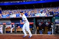 14MLBプレーオフ、ア・リーグ地区シリーズ（5回戦制）、カンザスシティ・ロイヤルズ（Kansas City Royals）対ロサンゼルス・エンゼルス・オブ・アナハイム（Los Angeles Angels of Anaheim）第3戦。試合開始前にフィールドへ出るカンザスシティ・ロイヤルズの青木宣親（Norichika Aoki、2014年10月5日撮影）。(c)AFP/Getty Images/Jamie Squire
