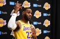 米カリフォルニア州エルセグンドでメディアデーの記者会見に臨むロサンゼルス・レイカーズのレブロン・ジェームズ（2019年9月27日撮影）。(c)Frederic J. BROWN / AFP