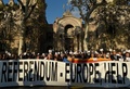 スペインからの独立の是非を問う住民投票が予定されているカタルーニャ州の州都バルセロナの州最高裁前で、中央政府による投票阻止の構えに抗議する弁護士らのデモ（2017年9月27日撮影）。(c)AFP/LLUIS GENE