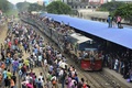 バングラデシュの首都ダッカ（Dhaka）で、犠牲祭を家族と過ごすために帰省する人たちで混雑した列車（2014年10月3日撮影）。(c)AFP/Munir uz ZAMAN