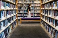 香港の公立図書館で本を探す女性（2020年7月4日撮影）。(c)ISAAC LAWRENCE / AFP