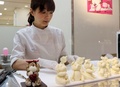 バレンタインデーに向けて高島屋が開催しているショコラの祭典「アムール・デュ・ショコラ」で、動物型のチョコレートを作るパティスリー・エチエンヌのスイートアートデザイナー藤本美弥さん（2014年2月4日撮影）。(c)AFP/Yoshikazu TSUNO