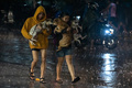 フィリピン・マニラ郊外で、台風16号による大雨の中、ペットと避難する人（2022年9月25日撮影）。(c)Kevin Tristan Espiritu / AFP