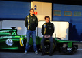 フォーミュラワン（F1、F1世界選手権）に参戦するケータハム（Caterham F1 Team）は5日、スペインのヘレス・レーストラック（Jerez Racetrack）で2013年シーズンの新型車「CT03」を発表した。

ケータハムの新型車「CT03」の発表会に出席したギド・ヴァン・デル・ガルデ（Giedo van der Garde）とシャルル・ピック（Charles Pic、2013年2月5日撮影）。(c)AFP/CRISTINA QUICLER
