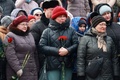 ロシアの占領下にあるウクライナ東部マキイフカ地域でウクライナからの攻撃で多数死亡したとされるロシア兵に花を手向ける人々。ロシア・サマラで（2023年1月3日撮影）。(c)Arden Arkman / AFP