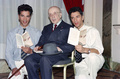 仏パリで、作家のジャン・ギトン氏（中央）と写真撮影に臨むグリシュカ・ボグダノフ氏（右）とイゴール・ボグダノフ氏（1991年9月6日撮影）。(c)Michel GANGNE / AFP