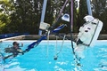 欧州宇宙機関（European Space Agency、ESA）は無重力状態と似たような感覚が得られるとして、宇宙服を着た状態での潜水訓練を行っている。

この訓練はESAと潜水専門会社、仏コメックス（Comex）、さらにアポロ11号（Apollo XI）の打ち上げに使われたエンジンを深海から回収したプロジェクト・チームなどの協力により実施されている。

写真は仏南部マルセイユ（Marseille）にあるプールで宇宙服を着て訓練を行うエルベ・ステブナン（Herve Stevenin）さん（2013年9月2日撮影）。(c)AFP/BORIS HORVAT