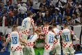 サッカーW杯カタール大会、決勝トーナメント1回戦、日本対クロアチア。勝利を喜ぶクロアチアの選手（2022年12月5日撮影）。(c)ANDREJ ISAKOVIC / AFP
