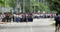 2007年9月27日、ヤンゴン（Yangon）市内繁華街でデモ隊を追い払おうとする兵士ら。(c)AFP