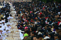 メキシコの首都メキシコ市（Mexico City）で3日、公現祭（Epiphany）を祝うイベントが行われ、外周1900メートル、重さ10トンの世界最大のリング状のパン「ロスカ・デ・レジェス（Rosca de Reyes）」がソカロ広場（Zocalo Square）に集まった約20万人に配られた。

写真は「ロスカ・デ・レジェス」をもらう人たち（2013年1月3日撮影）。(c)AFP/Alfredo ESTRELLA
