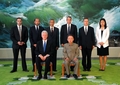 北朝鮮の国営朝鮮中央通信（Korean Central News Agency、KCNA）が公開した、平壌（Pyongyang）で記念撮影を行う金正日（キム・ジョンイル、Kim Jong-Il）総書記（中央右）とビル・クリントン（Bill Clinton）元米大統領（同左、2009年8月4日撮影）。(c)AFP/KCNA VIA KOREAN NEWS SERVICE