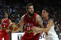 FIBAバスケットボール・ワールドカップ（FIBA Basketball World Cup 2014）決勝、米国対セルビア。米国のクレイ・トンプソン（Klay Thompson、右）をかわすセルビアのミロスラフ・ラドゥルジカ（Miroslav Raduljica、2014年9月14日撮影）。(c)AFP/GERARD JULIEN