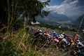 自転車ロードレース、ツール・ド・フランス、第17ステージ（サンジェルベモンブラン～クーシュベル、165.7キロ）に臨む集団（2023年7月19日撮影）。(c)Marco BERTORELLO / AFP