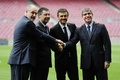 本拠地カンプ・ノウ・スタジアム（Camp Nou stadium）で行われたFCバルセロナ（FC Barcelona）の新監督就任会見で、写真撮影に臨む（右から）アンドニ ・スビサレッタ（Andoni Zubizarreta）スポーツディレクター、ルイス・エンリケ（Luis Enrique）監督、ジョゼップ・マリア・バルトメウ（Josep Maria Bartomeu）会長、ジョルディ・マストレ（Jordi Mestre i Masdeu）スポーツエリア副部長（2014年5月21日撮影）。(c)AFP/JOSEP LAGO