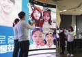韓国ソウルで、通信大手KTが発表した第5世代（5G）移動通信システムによるサービスを実演する人たち（2019年4月2日撮影）。(c)JUNG Yeon-Je / AFP
