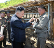 軍部隊の飼育場を視察する金正恩朝鮮労働党委員長。朝鮮中央通信配信（2013年5月21日配信、撮影日不明）。(c)AFP PHOTO / KCNA VIA KNS