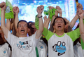 2007年9月15日、高雄（Kaohsiung）で行われた与党・民主進歩党（DPT）の街頭行進で手をつなぐ陳水扁（Chen Shui-bian）総統（右）と謝長廷（Frank Hsieh）次期総統候補。(c)AFP/Sam YEH