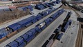 黒竜江省鉄路内陸港で発送を待つコンテナ。（ドローンから、2025年4月15日撮影）。(c)Xinhua News