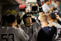 09MLB、ニューヨーク・ヤンキース（%%New York Yankees%%）の松井秀喜（%%Hideki Matsui%%）は21日、ロサンゼルス・エンゼルス・オブ・アナハイム（%%Los Angeles Angels of Anaheim%%）戦の8回に代打で出場し、第27号ソロ本塁打を放った。試合はヤンキースが2-5で敗れた。写真は本塁打を放ちチームメイトに祝福されるヤンキースの松井秀喜。（2009年9月21日撮影）(c)AFP/Getty Images/Kevork Djansezian